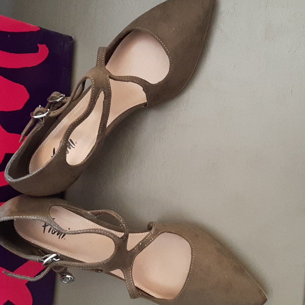 Fioni olive Kitten heels